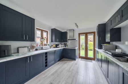 1373149-11-6904ae...