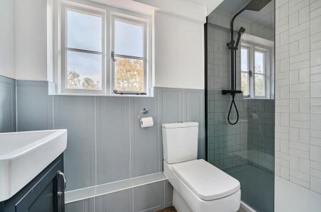 1377031-8-690e043...