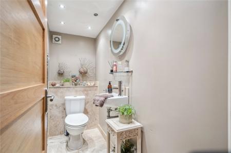 Bed 5 Cloakroom