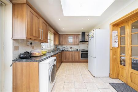 L-Shaped Extended Kitchen/Breakfast Room