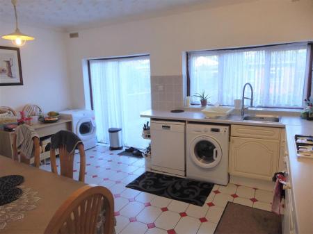 L'Shaped Extended Kitchen/Breakfast Room