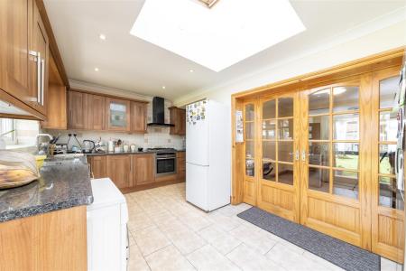 L-Shaped Extended Kitchen/Breakfast Room