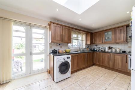 L-Shaped Extended Kitchen/Breakfast Room