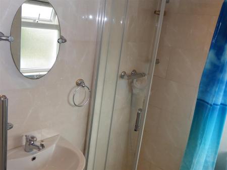 71 Ashgrove shower room.JPG