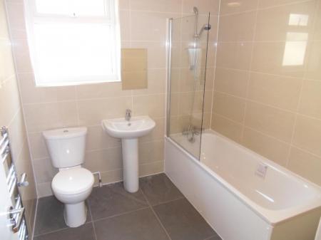 209 High Street Flat 1 bathroom.JPG