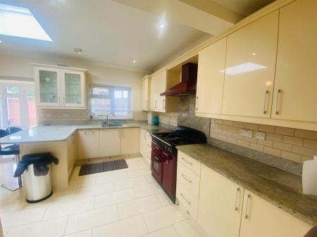 L-Shaped Kitchen/Breakfast Room