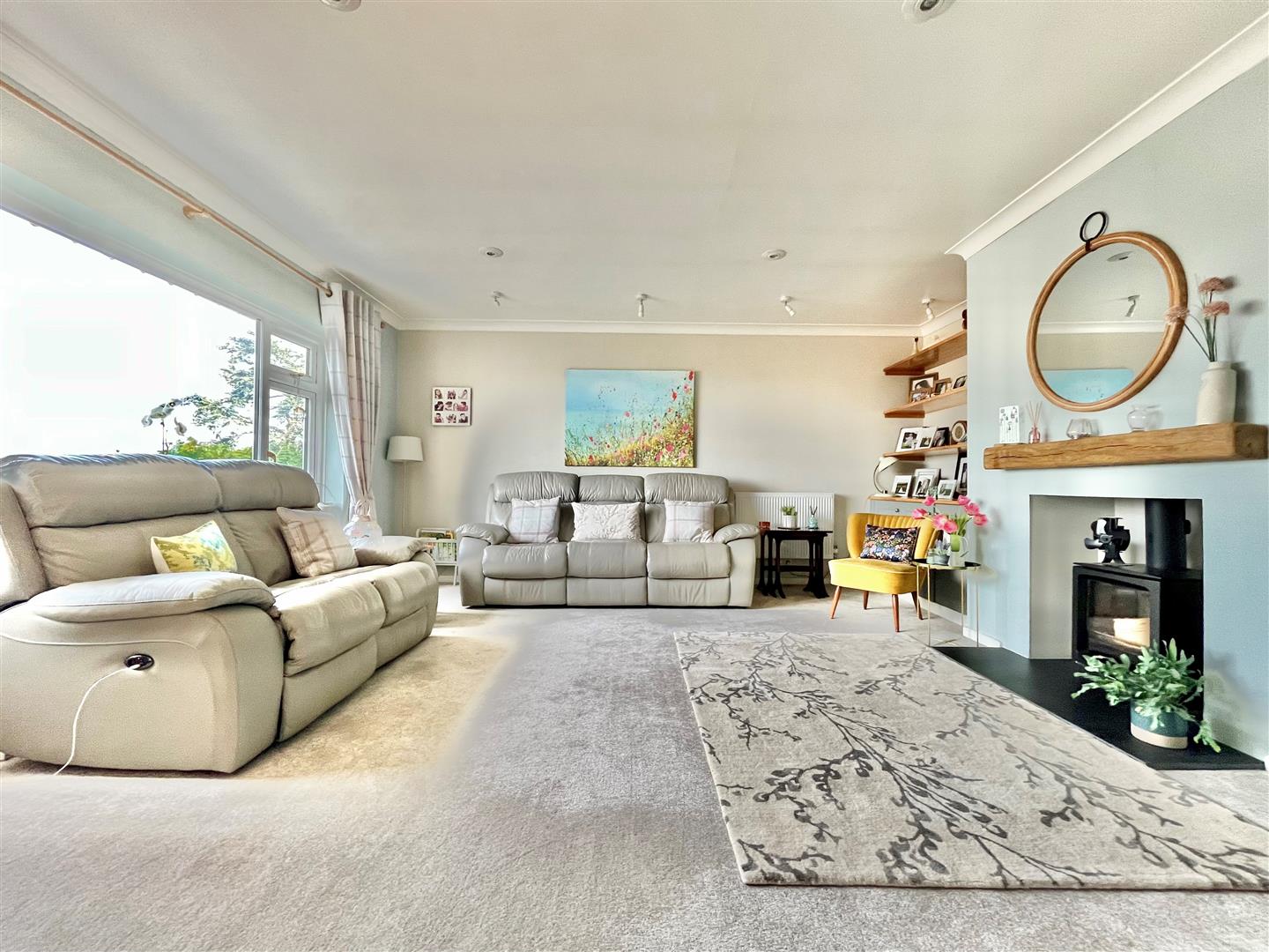 5 bedroom Detached House for sale in Gloucester