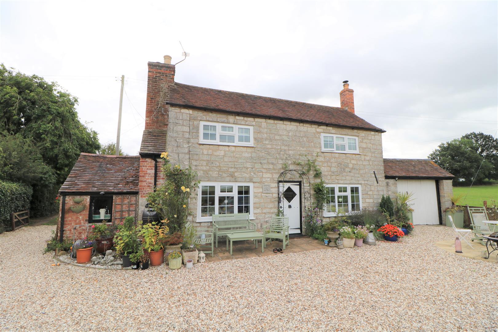 3 Bedroom Cottage For Sale In Staunton