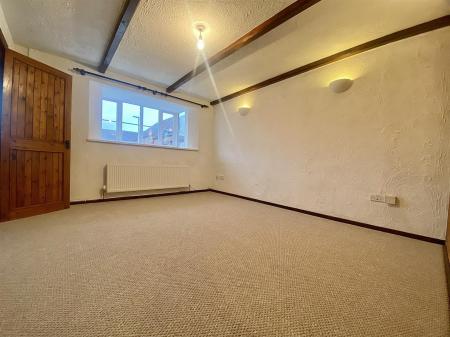 Living Room (1/2)