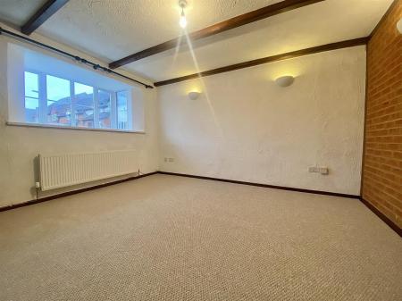 Living Room (2/2)