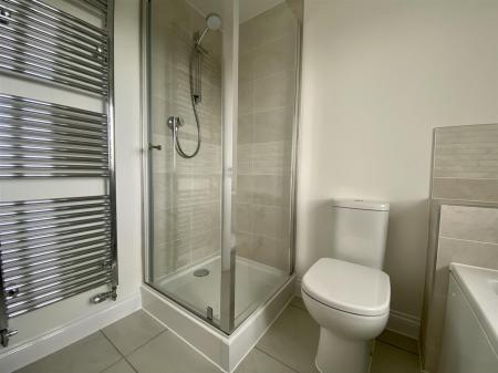 Main Bathroom (1/2)
