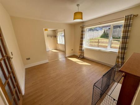 Living Room (4/4)