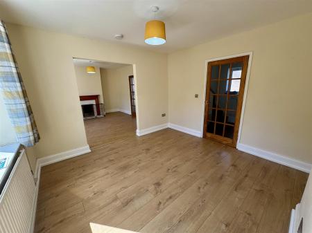 Living Room (2/4)