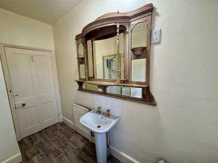 Bathroom 1 (2/2)