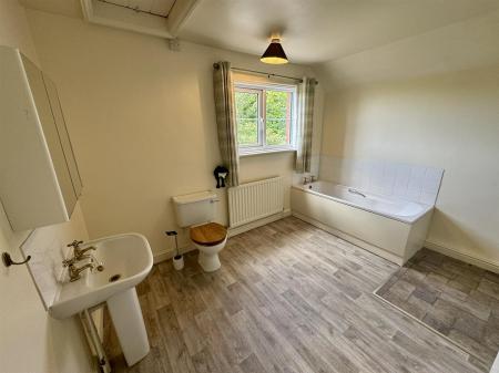 Bathroom 2 (2/2)