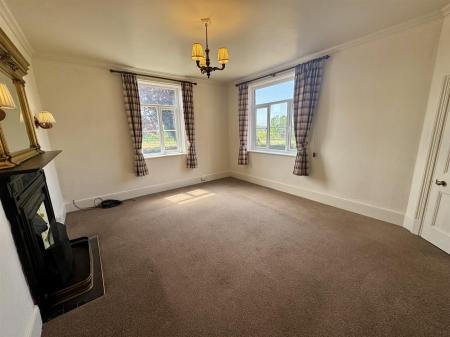 Living Room (2/2)