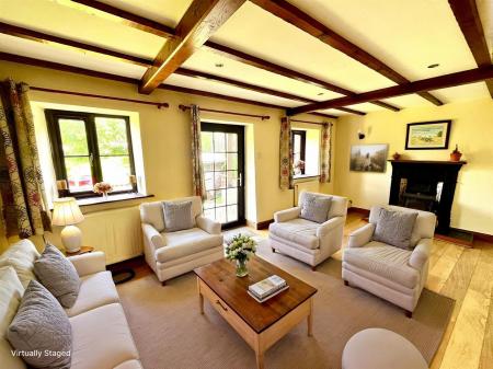 Living Room (1/2)