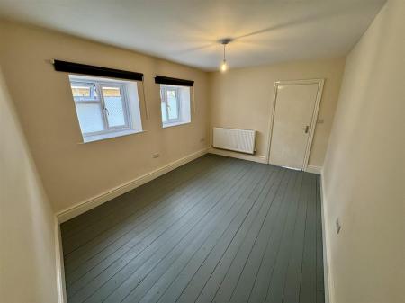 Bedroom (2/2)