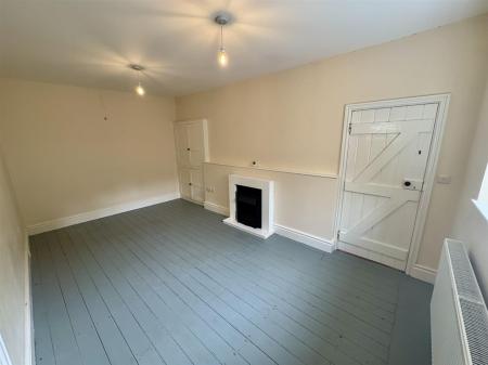 Living Room (2/2)
