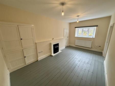 Living Room (1/2)