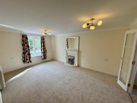 Living Room (1/2)