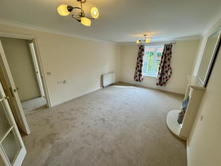 Living Room (2/2)
