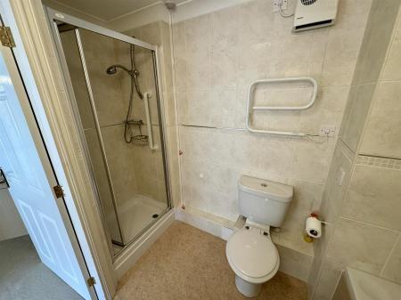 Bathroom (2/2)