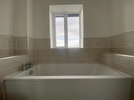 Main Bathroom (2/2)