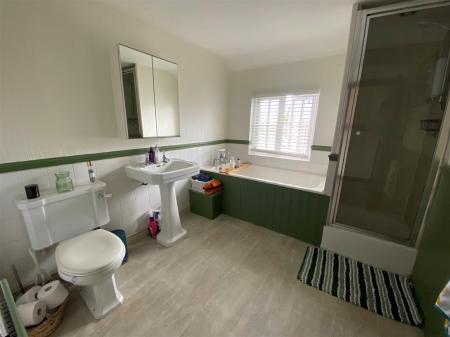 Bathroom 4.jpg