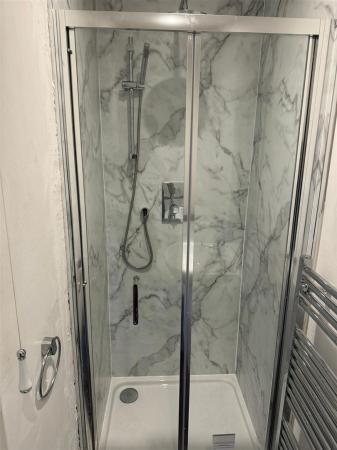 EN-SUITE SHOWER ROOM