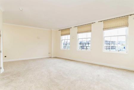 Sitting Room/Dining Area