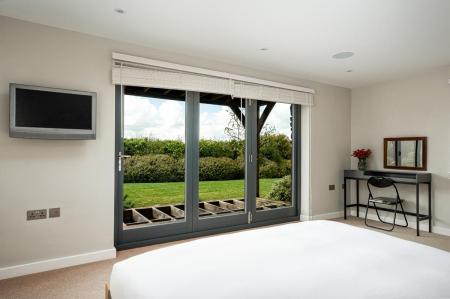 Bedroom1_2.jpg