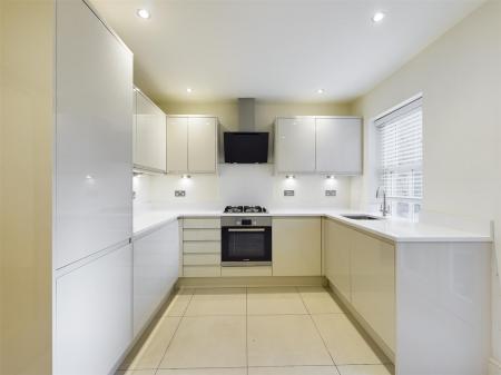 KITCHEN/BREAKFAST ROOM: