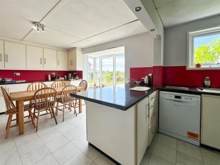 Kitchen/Breakfast Area