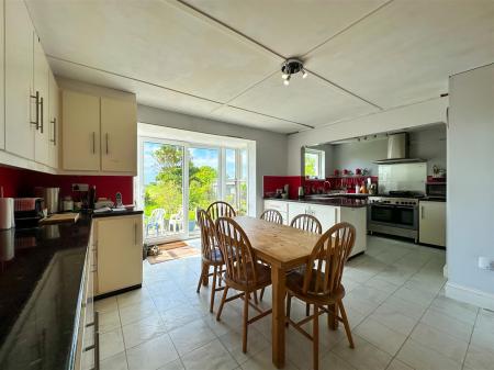 Kitchen/Breakfast Area