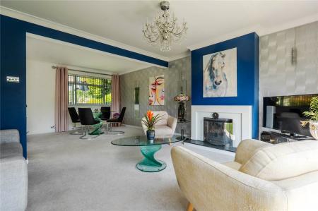 Lounge/Dining Area