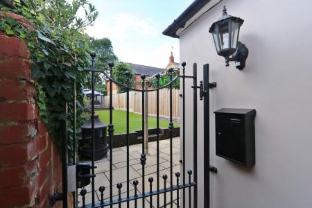 SIDE GATE