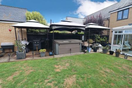 Hot Tub/Bbq Area