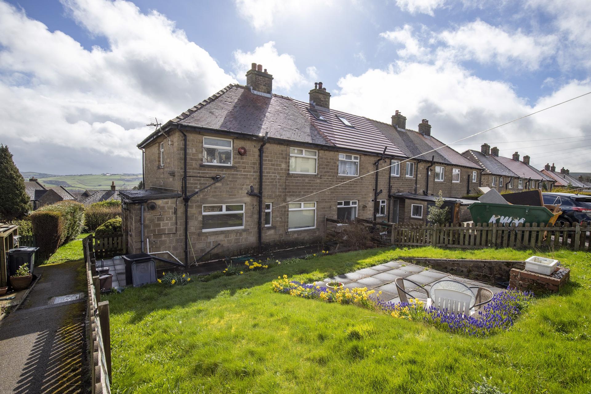 3 bedroom End of Terrace House for sale in Barkisland