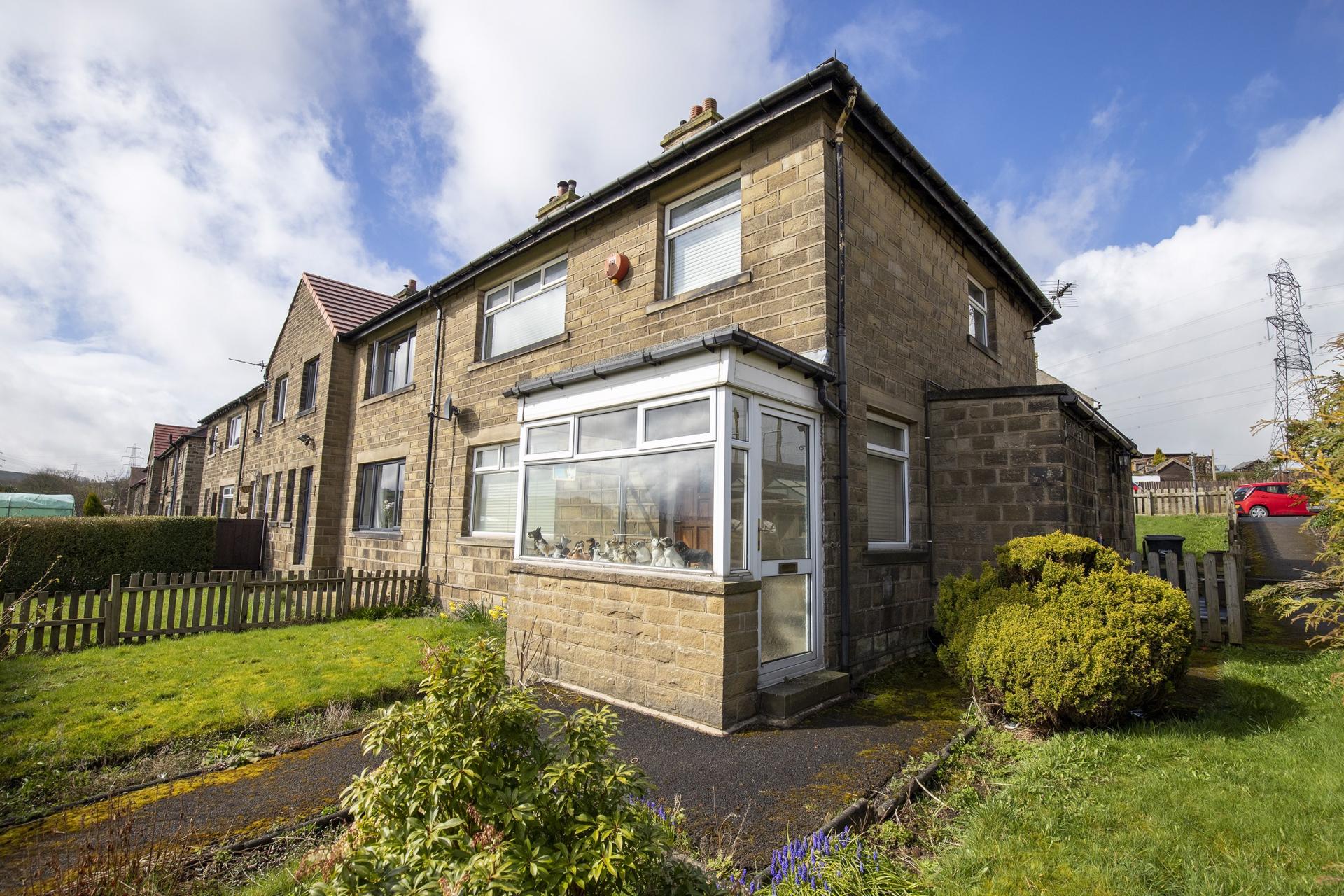 3 bedroom End of Terrace House for sale in Barkisland