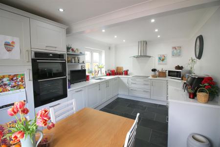 KITCHEN/BREAKFAST ROOM