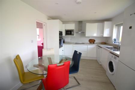 KITCHEN/DINING AREA