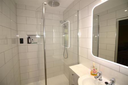 EN-SUITE SHOWER ROOM