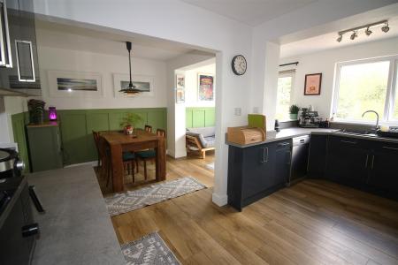OPEN PLAN KITCHEN, DINING AREA & SNUG