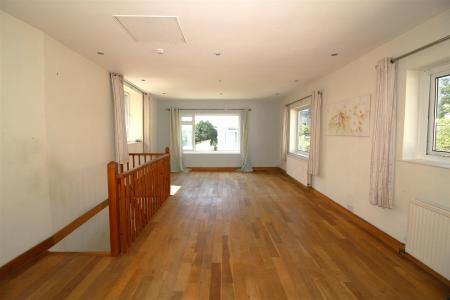 OPEN PLAN LIVING AREA