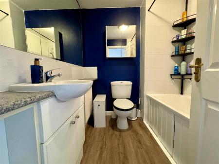 bathroom 2.jpg