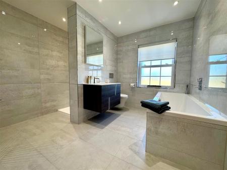 bathroom 3.jpg