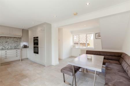 8425386-interior05-12.jpg