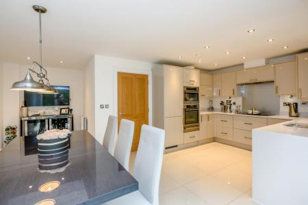 8394151-interior11-800.jpg