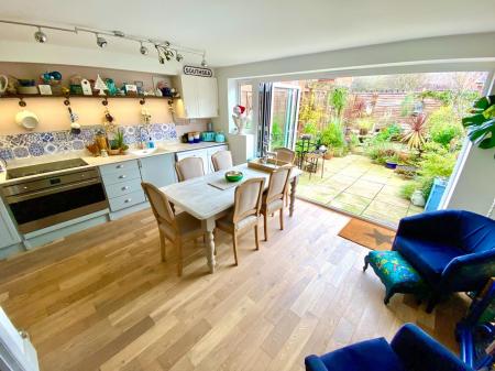 KITCHEN/DINING ROOM